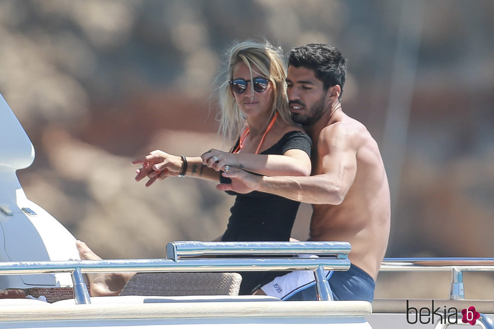 Luis Suárez y Sofía Balbi, muy cariñosos en un barco en Ibiza