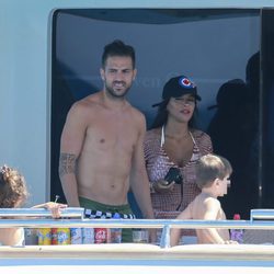 Cesc Fébregas, Daniella Semaan, Lia Fàbregas y Thiago Messi en un barco en Ibiza