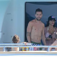 Cesc Fébregas, Daniella Semaan, Lia Fàbregas y Thiago Messi en un barco en Ibiza