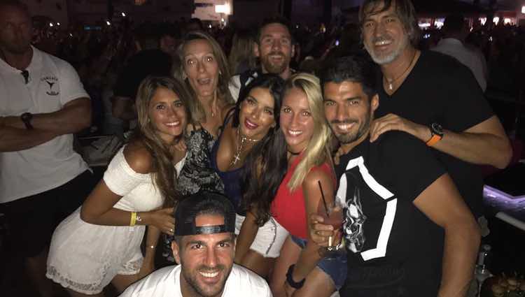 Leo Messi, Antonella Roccuzzo, Cesc Fábregas, Daniella Semaan, Luis Suárez y Sofia Balbi de fiesta en Ibiza