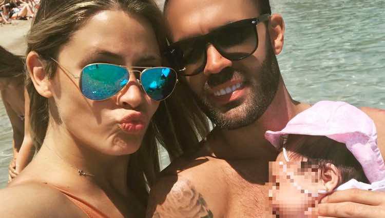 Elisabeth Reyes y Sergio Sánchez con su hija Adriana en su primer día de playa