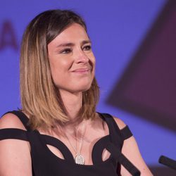 Sandra Barneda recogiendo muy emocionada el Premio Triángulo Visibilidad