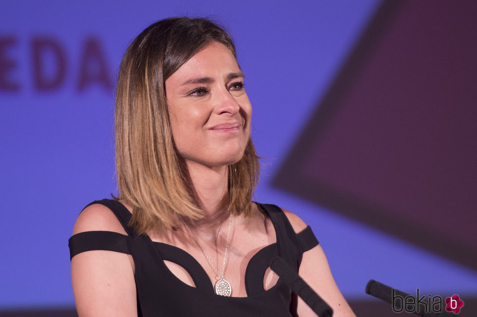 Sandra Barneda recogiendo muy emocionada el Premio Triángulo Visibilidad