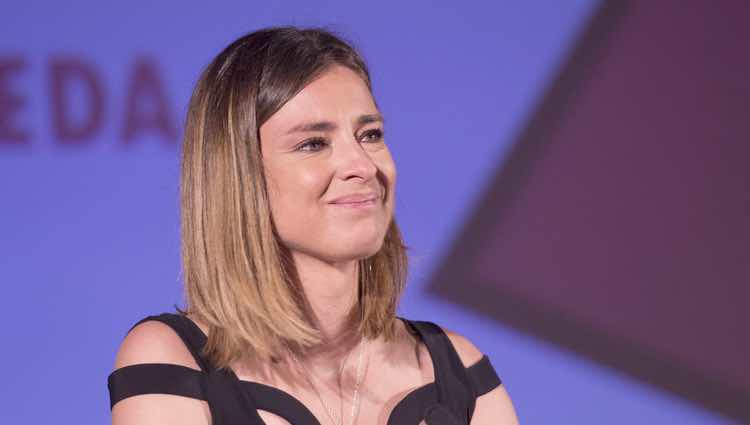 Sandra Barneda recogiendo muy emocionada el Premio Triángulo Visibilidad