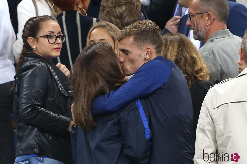 Antoine Griezmann y Erika Choperena dándose un beso