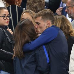 Antoine Griezmann y Erika Choperena dándose un beso