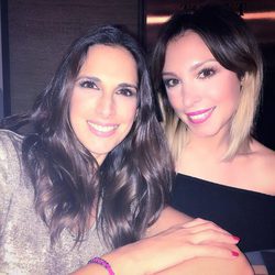 Nuria Fergó y Gisela cenando juntas muy contentas en Barcelona