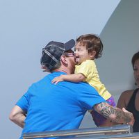 Leo Messi muy cariñoso con su hijo Mateo a bordo de un yate en aguas de Formentera