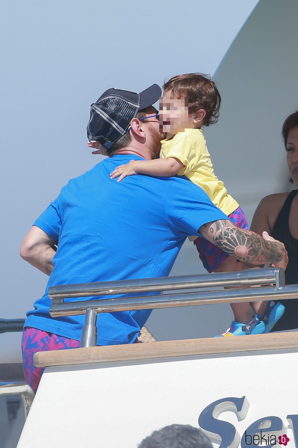 Leo Messi muy cariñoso con su hijo Mateo a bordo de un yate en aguas de Formentera