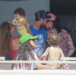 Leo Messi y Antonella Roccuzzo con su hijo Mateo y Daniella Semaan con Capri en su yate en Formentera