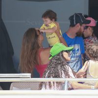 Leo Messi y Antonella Roccuzzo con su hijo Mateo y Daniella Semaan con Capri en su yate en Formentera