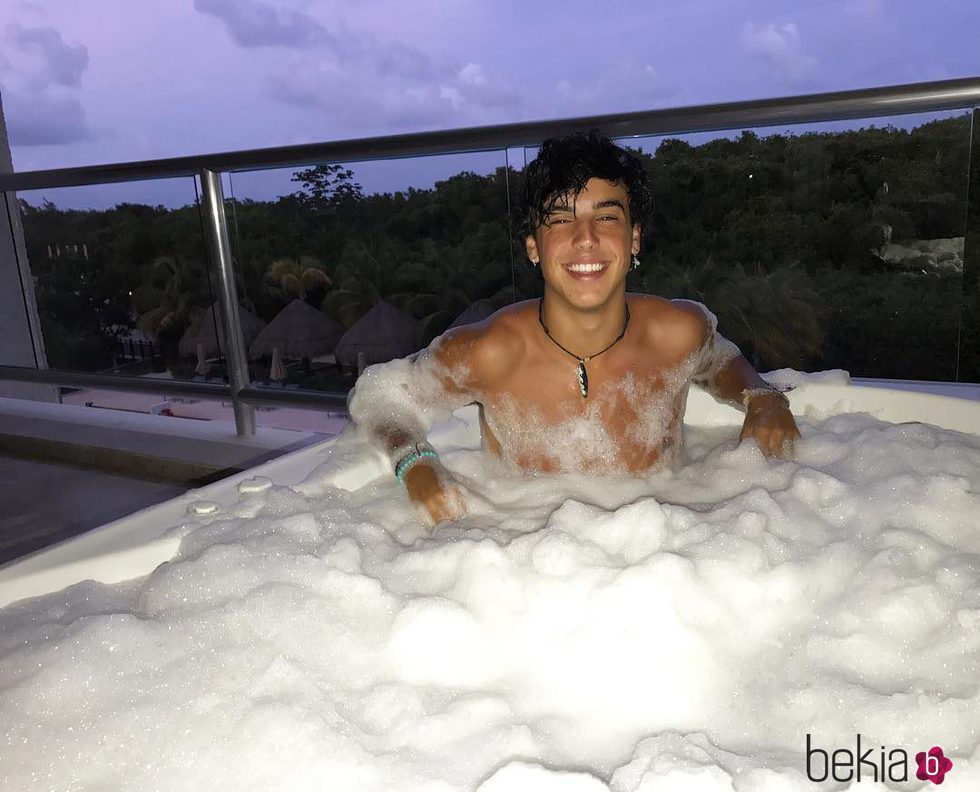 Óscar Casas en un baño de espuma durante su viaje a Riviera Maya