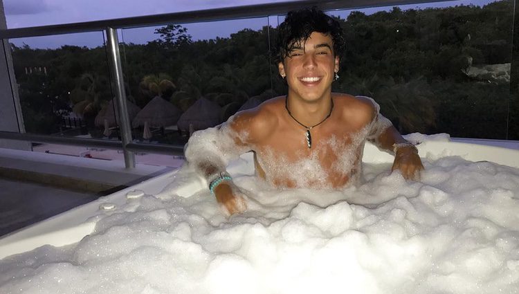 Óscar Casas en un baño de espuma durante su viaje a Riviera Maya