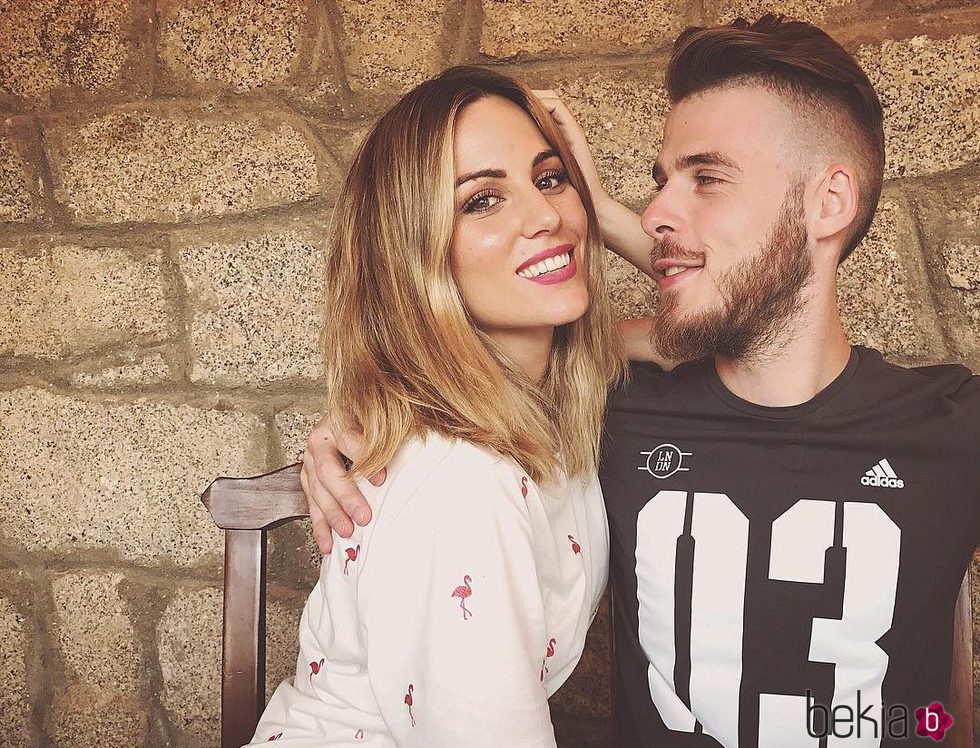 Edurne y David de Gea en actitud cariñosa