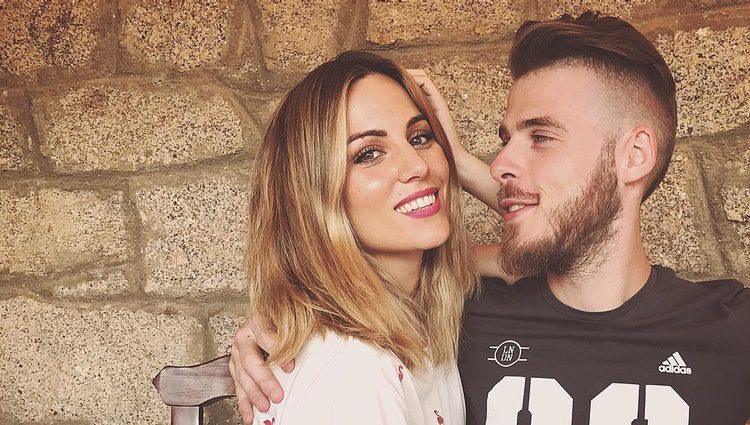 Edurne y David de Gea en actitud cariñosa