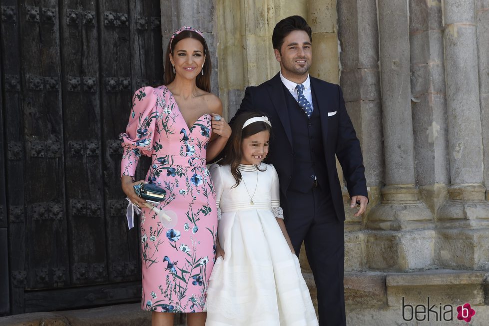 Paula Echevarría y David Bustamante posando con su hija Daniella el día de su Comunión