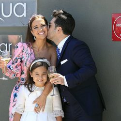 El beso de David Bustamante a Paula Echevarría en la Comunión de Daniella