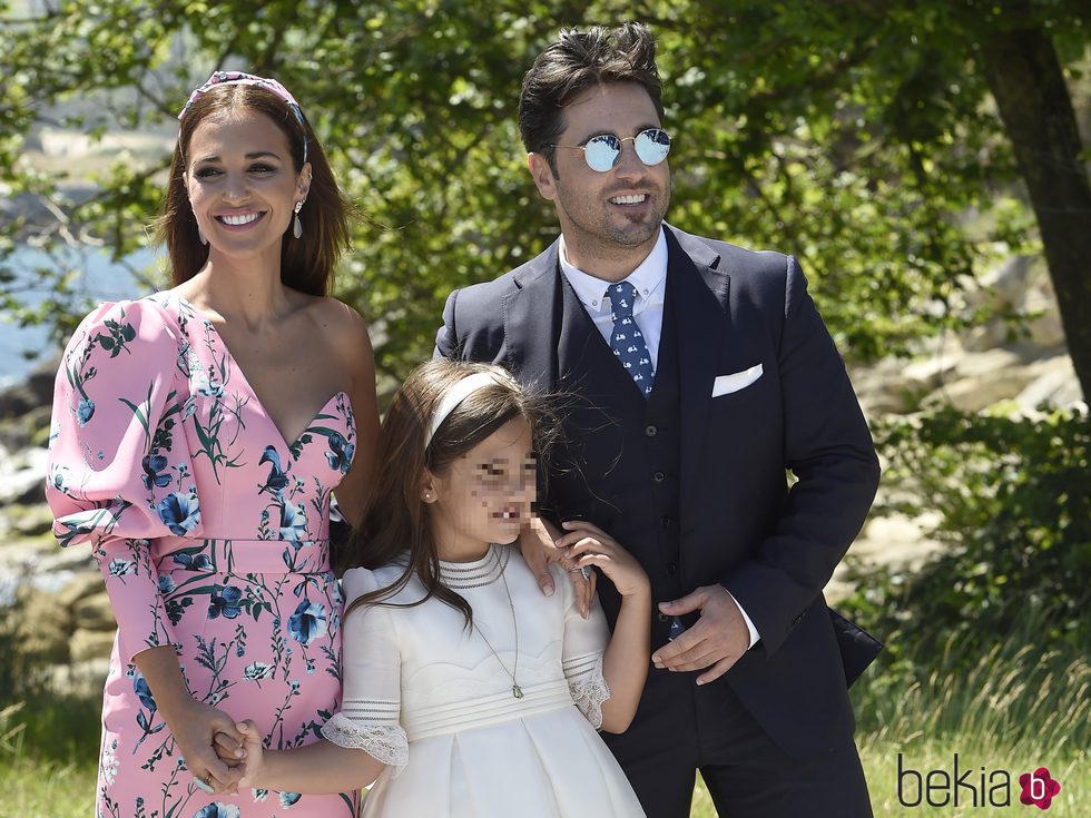 Daniella muy feliz el día de su Primera Comunión con sus padres David Bustamante y Paula Echevarría