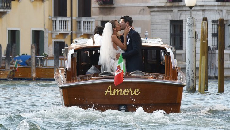 Álvaro Morata y Alice Campello sellando su amor el día de su boda en Venecia