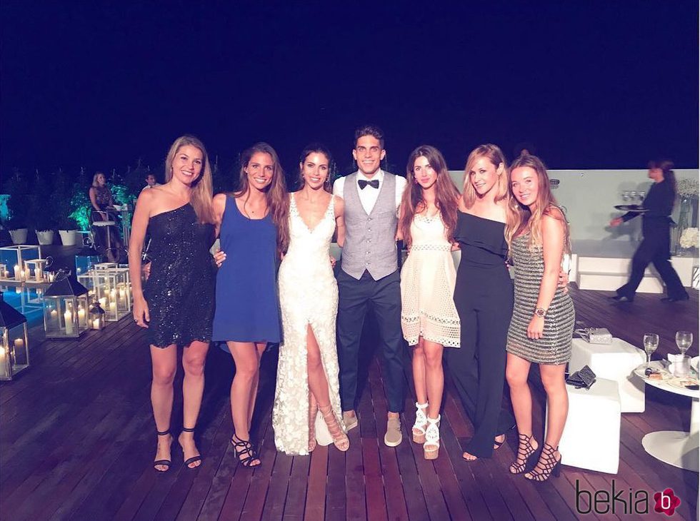 Marc Bartra y Melissa Jiménez con algunos invitados en su preboda