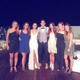 Marc Bartra y Melissa Jiménez con algunos invitados en su preboda