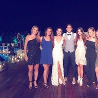 Marc Bartra y Melissa Jiménez con algunos invitados en su preboda