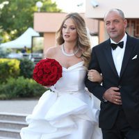 Izabel Andrijanic acompañada por su padre el día de su boda