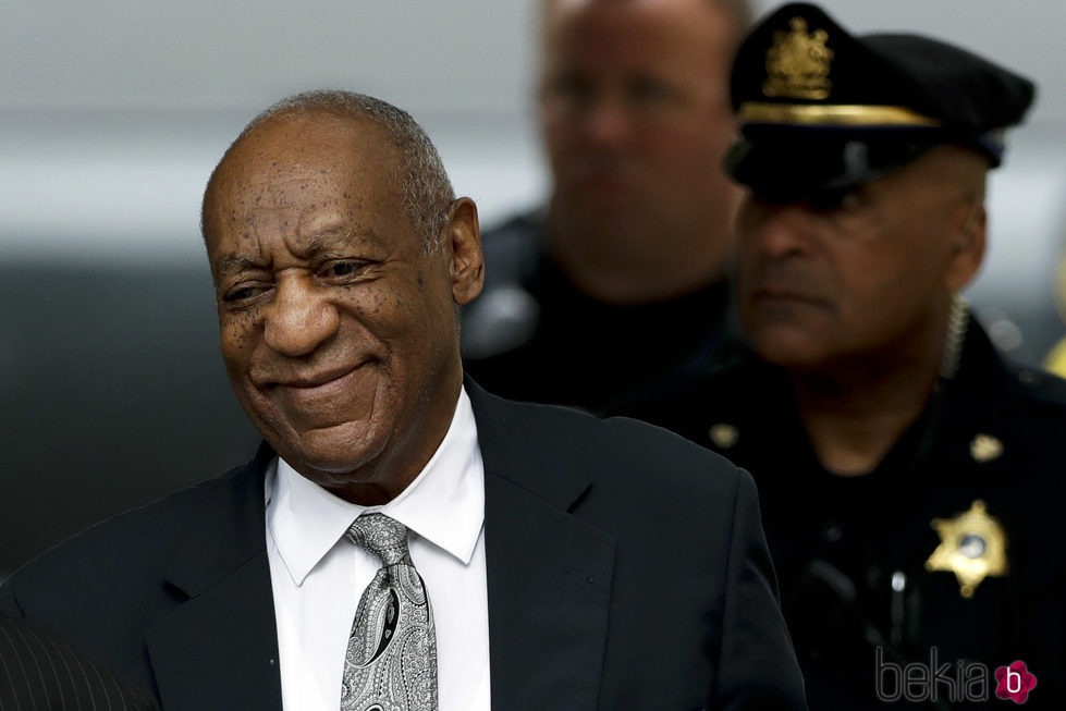 Bill Cosby, a la salida de la vista en la que se ha declarado juicio nulo la demanda por agresión sexual