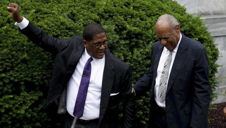 Bill Cosby feliz a la salida de los juzgados tras ser declarado juicio nulo