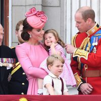 Los Duques de Cambridge con el Príncipe Jorge y la Princesa Carlota en la tradicional Trooping The Colour