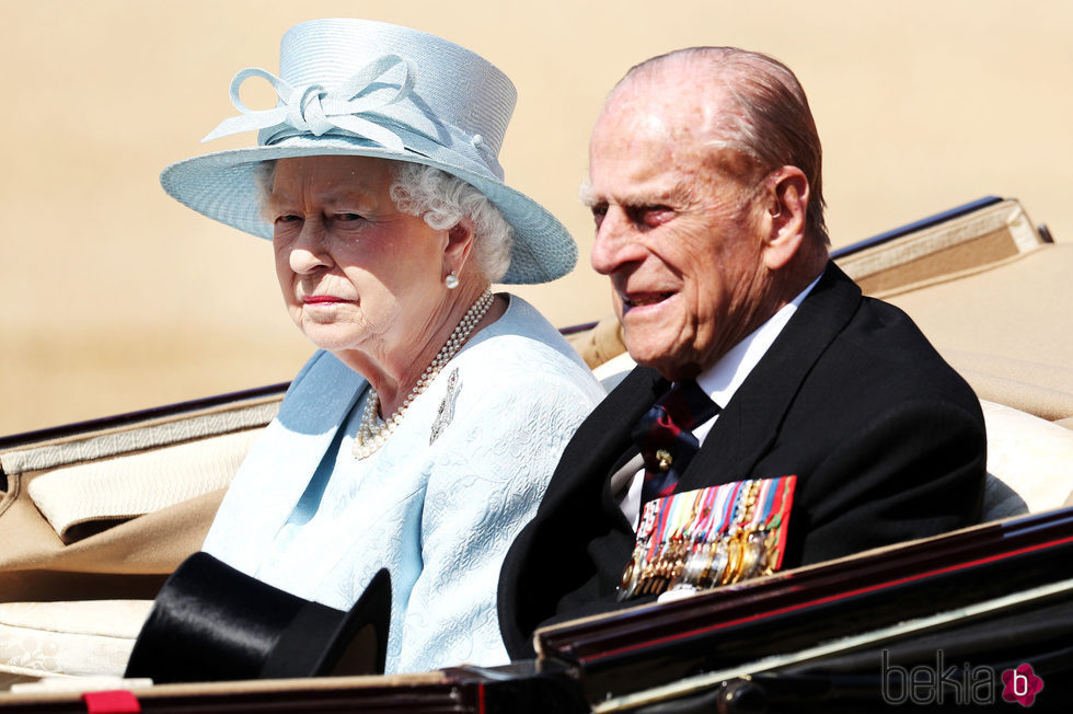 La Reina Isabel II y el Duque de Edimburgo en la tradicional Trooping The Colour