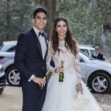 Melissa Jiménez y Marc Bartra posando para la prensa tras su boda