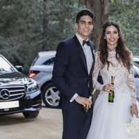 Melissa Jiménez y Marc Bartra posando para la prensa tras su boda