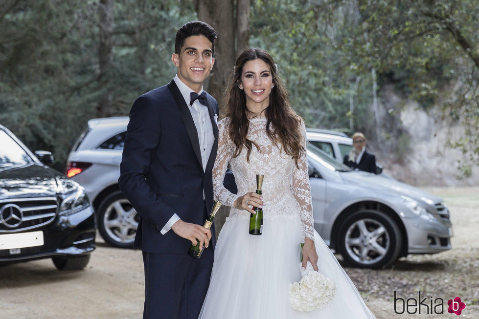 Melissa Jiménez y Marc Bartra posando para la prensa tras su boda