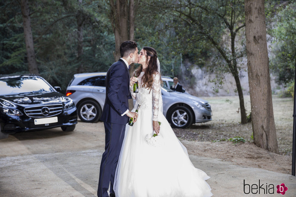 Melissa Jiménez y Marc Bartra besándose tras su boda