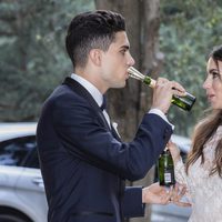 La 'cobra' de Marc Bartra a Melissa Jiménez al posar para la prensa tras su boda