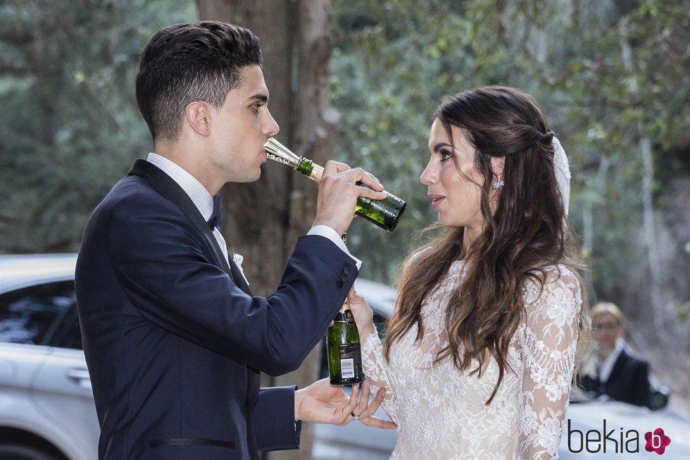 La 'cobra' de Marc Bartra a Melissa Jiménez al posar para la prensa tras su boda