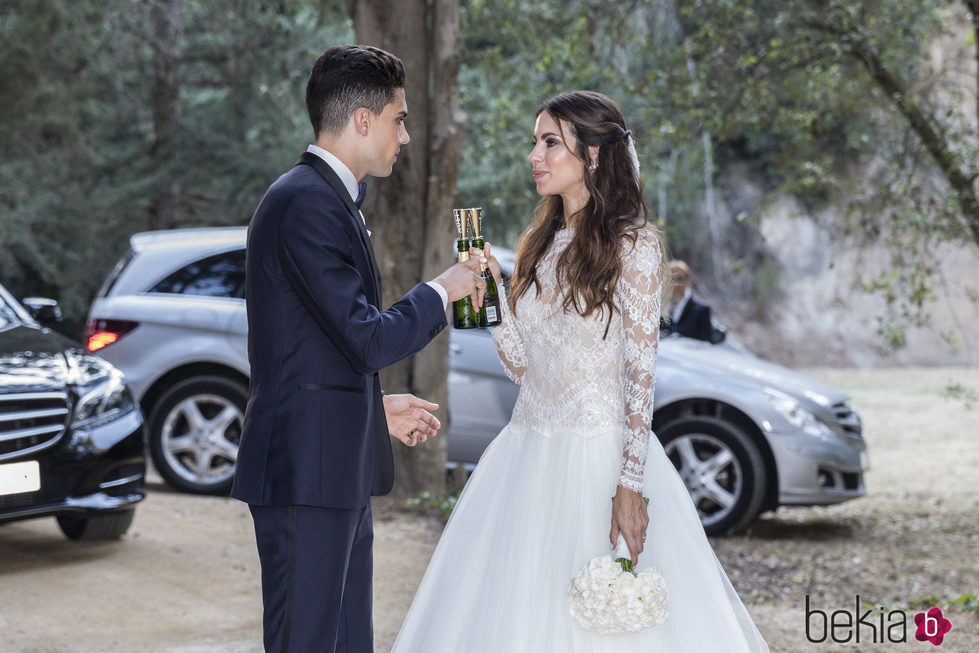 Melissa Jiménez y Marc Bartra brindando tras su boda