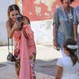 Paula Echevarría haciendo fotografías en el Corpus Christi de Candás