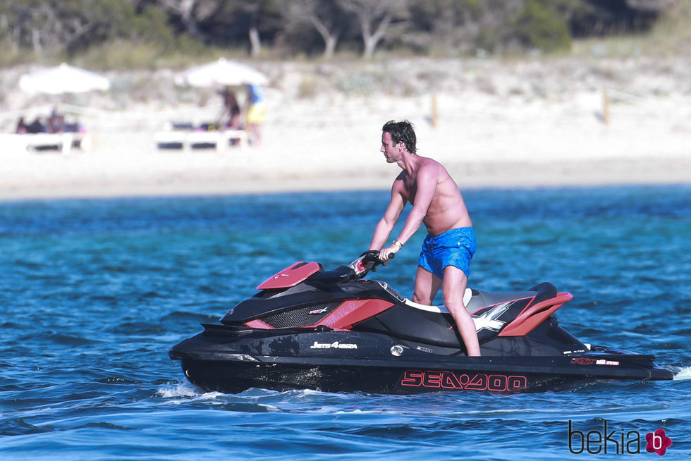 Álvaro Muñoz Escassi montando en moto de agua en Ibiza