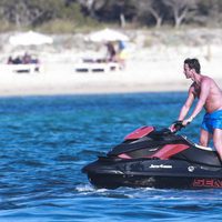 Álvaro Muñoz Escassi montando en moto de agua en Ibiza