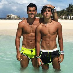 Óscar Casas y Mario Casas luciendo torso en las playas de México