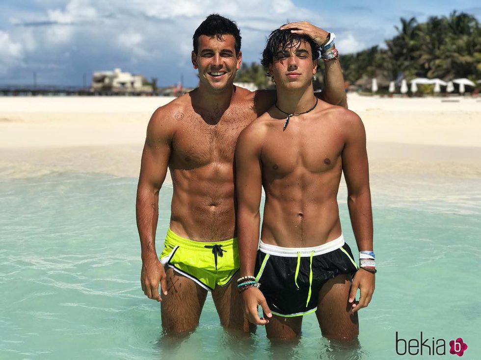 Óscar Casas y Mario Casas luciendo torso en las playas de México