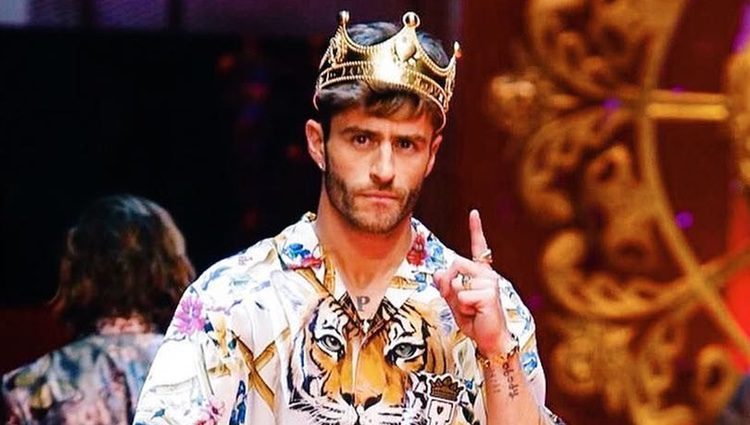 Pelayo Díaz rindiendo homenaje a David Delfín sobre la pasarela de Dolce&Gabbana en Milán