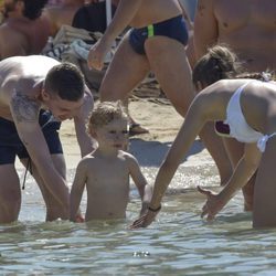 Iker Muniain y Andrea Sesma con su hijo en las playas de Formentera