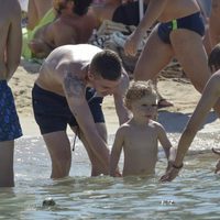 Iker Muniain y Andrea Sesma con su hijo en las playas de Formentera