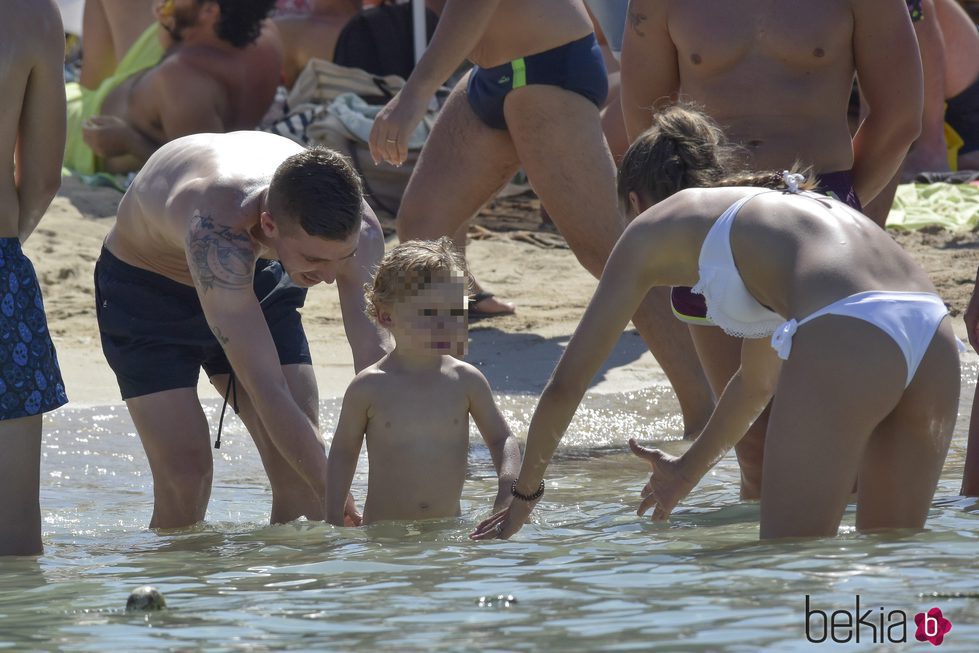 Iker Muniain y Andrea Sesma con su hijo en las playas de Formentera