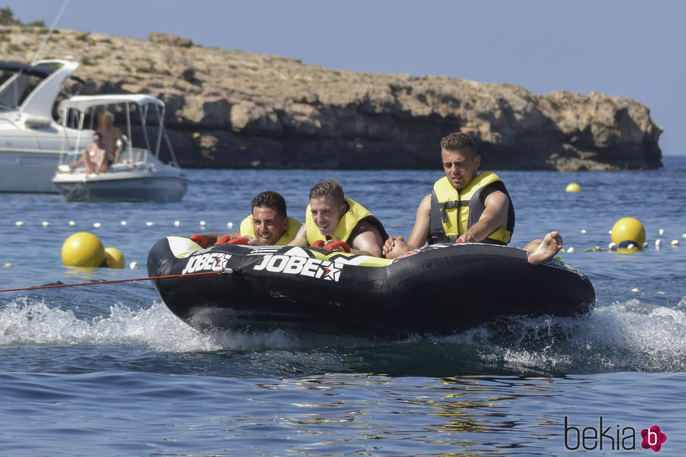 Iker Muniain en Formentera subido en una gran colchoneta con unos amigos