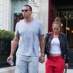 Jennifer Lopez y Alex Rodríguez paseando por París