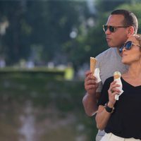 Jennifer Lopez y Alex Rodríguez muy enamorados en París